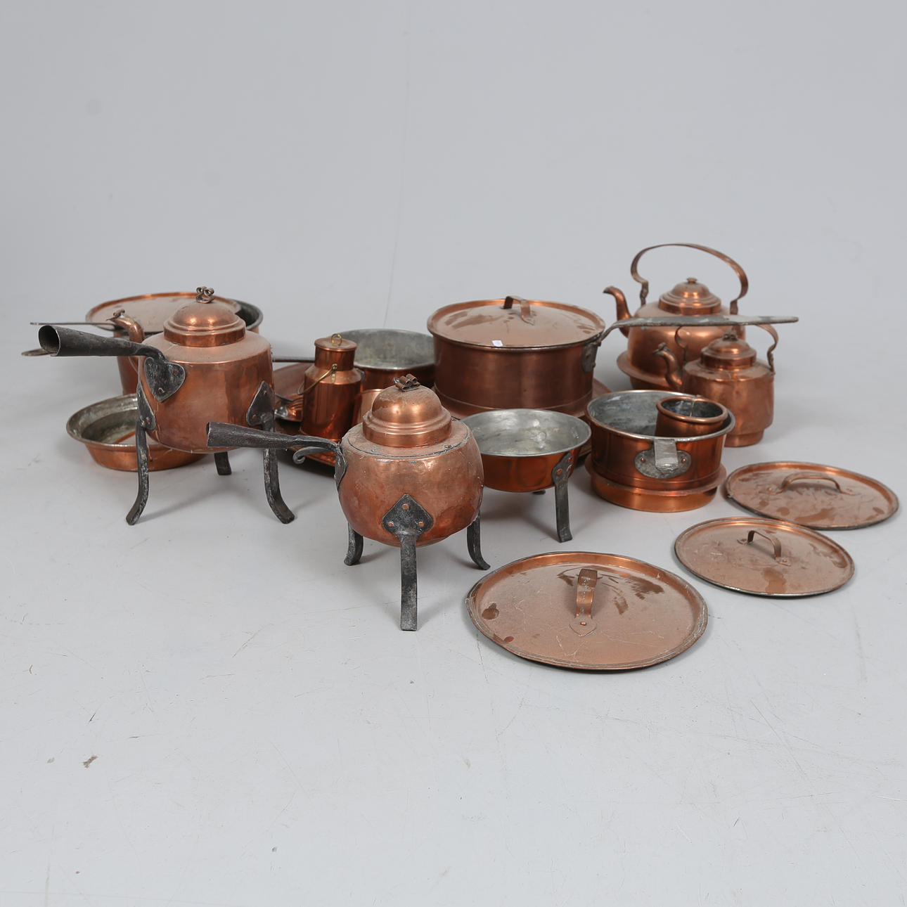 COPPER OBJECTS in box. Silver & Metals - Pewter, Brass & Copper - Auctionet