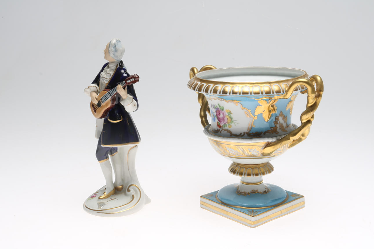 FIGURIN samt URNA, 2 delar, Royal Dux samt Dresden.