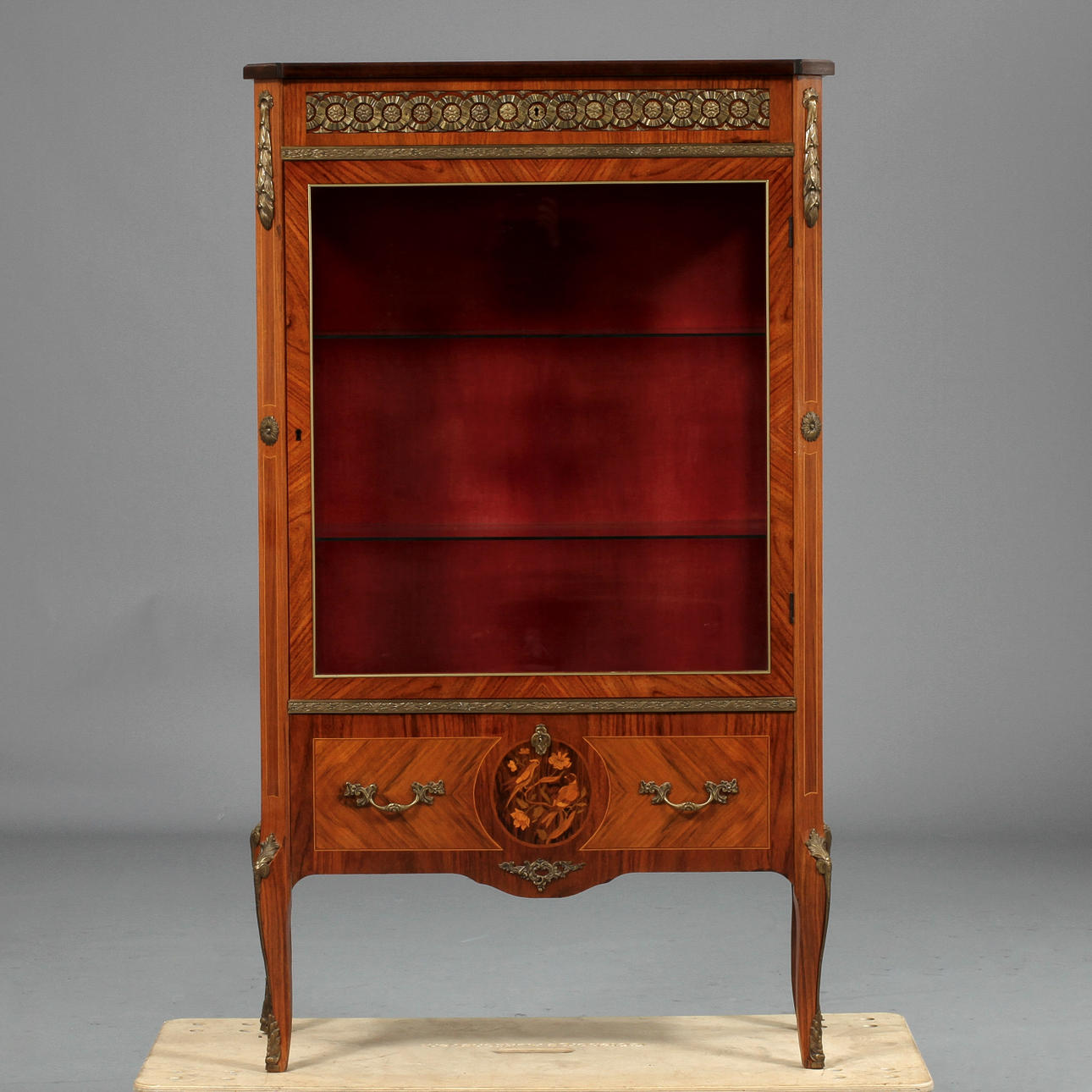 VITRINSKÅP, gustaviansk stil. 1900-tal.