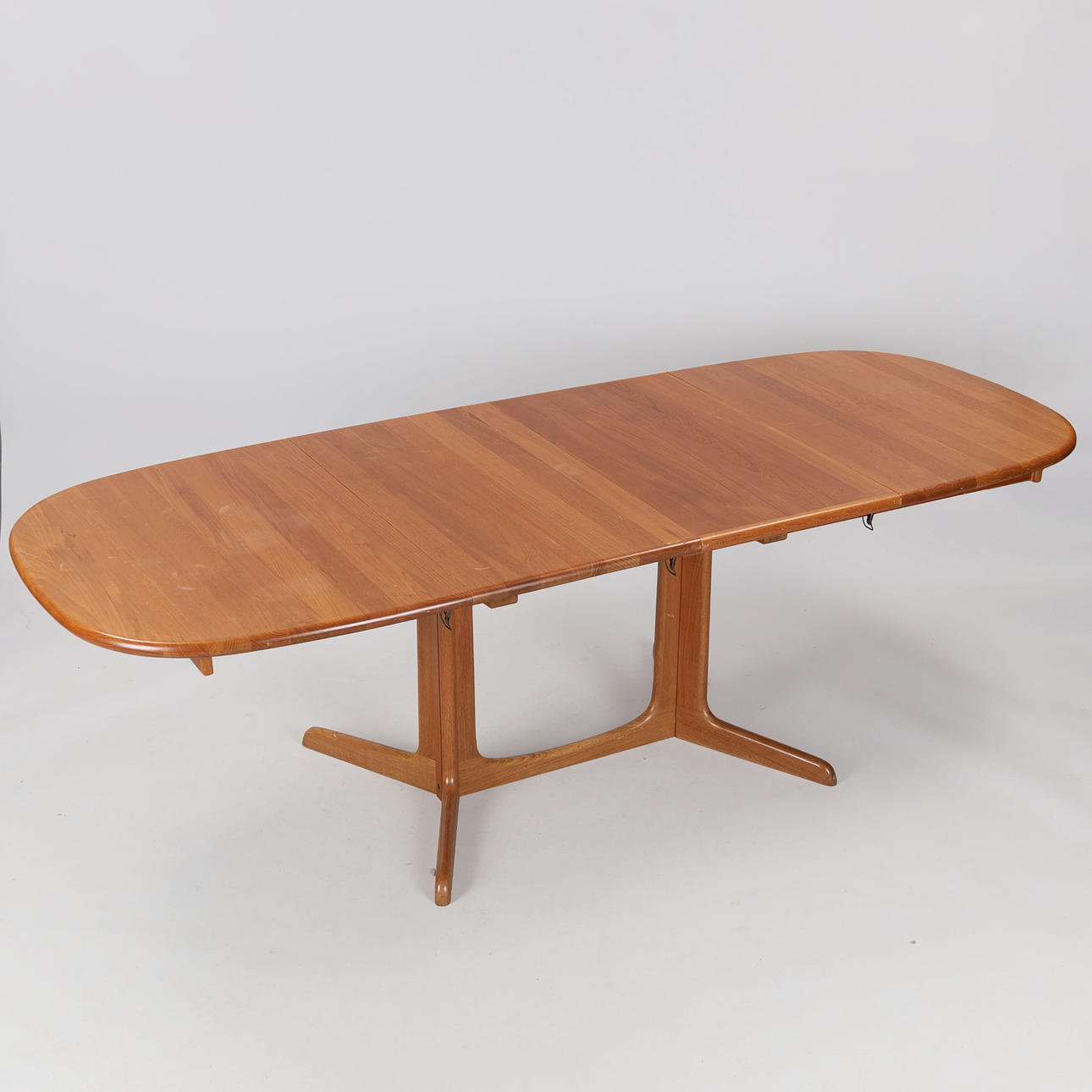 DANISH DESIGN. Dining table made of solid teak with additional plates, Glostrup Møbelfabrik, Denmark, circa 1970s, (1+2).