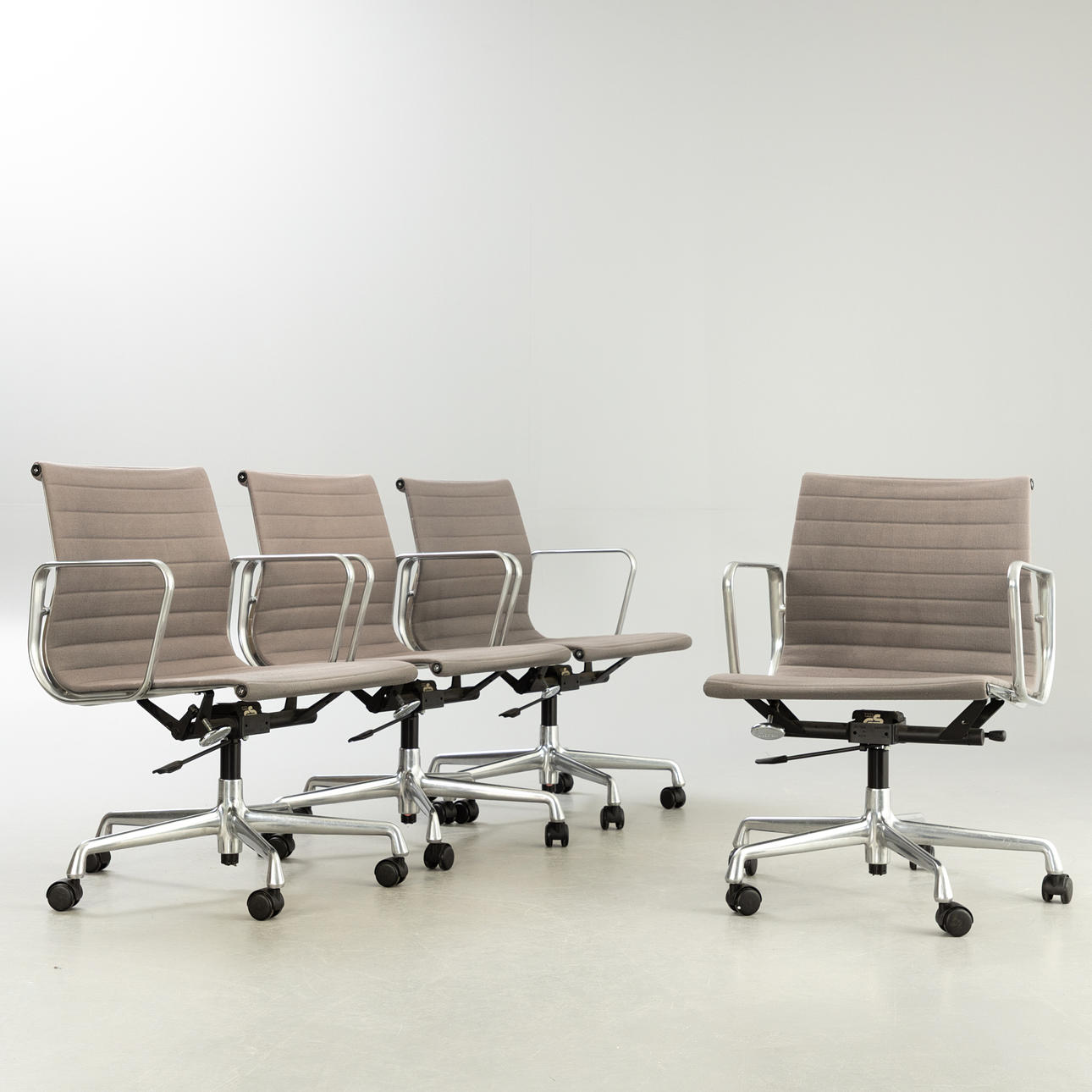 RAY & CHARLES EAMES. Vitra. 4 kontorstole „EA118"/Alu Stol i grå (4).