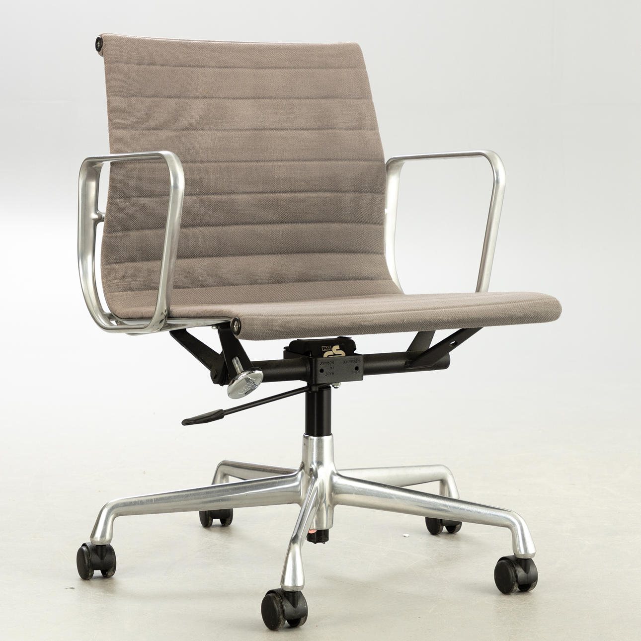 RAY & CHARLES EAMES. Vitra. Kontorstol „EA118"/Alu Stol i grå (1).