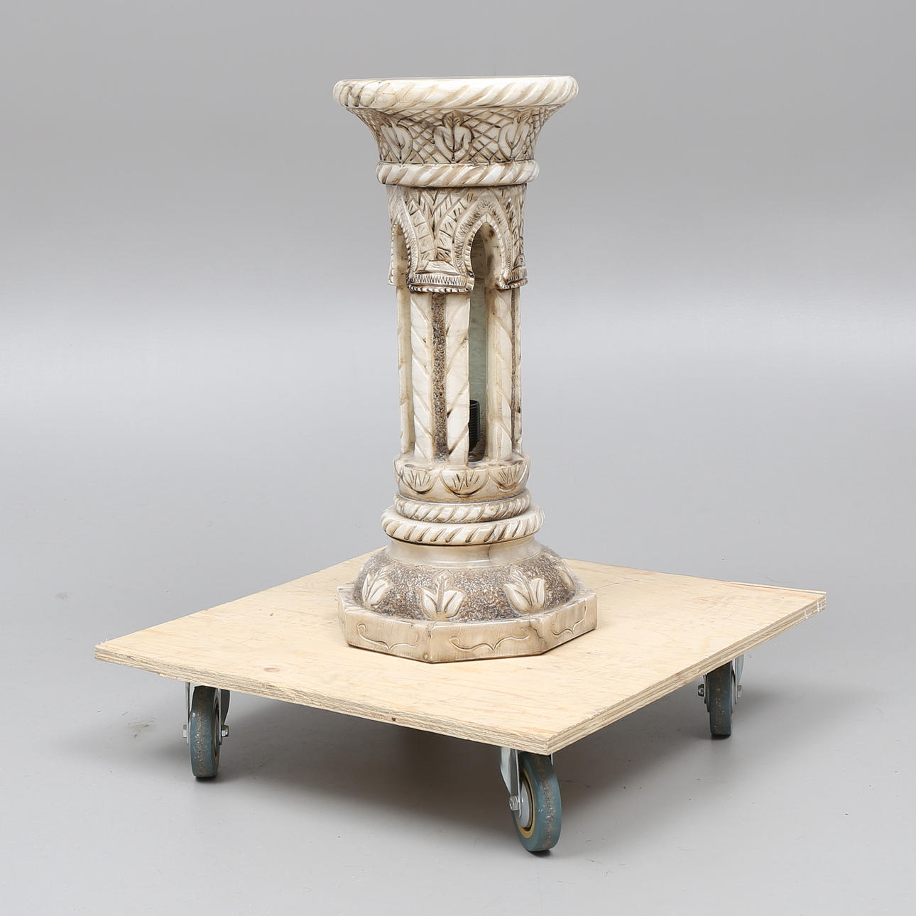 PIEDESTAL, med belysning, sten, 1900-talets andra hälft.