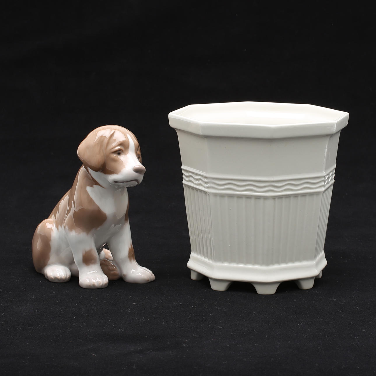 FIGURIN, hund samt YTTERFODER, Bing & Gröndahl, Waldemarsudde Gustafsberg.