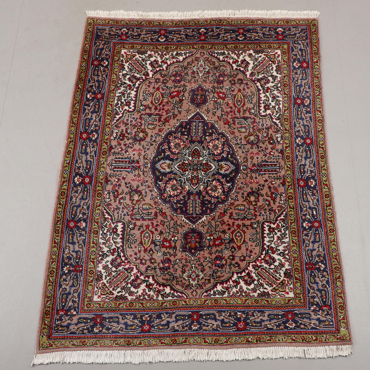ALFOMBRA, Täbriz, Irán, dimensiones 200x147 cm.