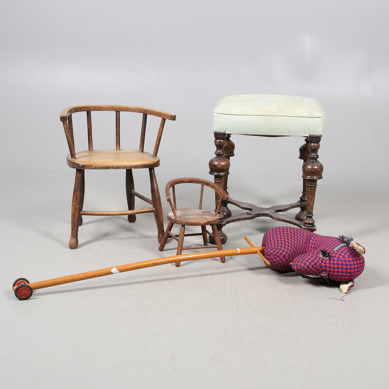 HOBBY HORSE, STOOL & TWO CHILD’S CHAIRS. Toys - Toys - Auctionet