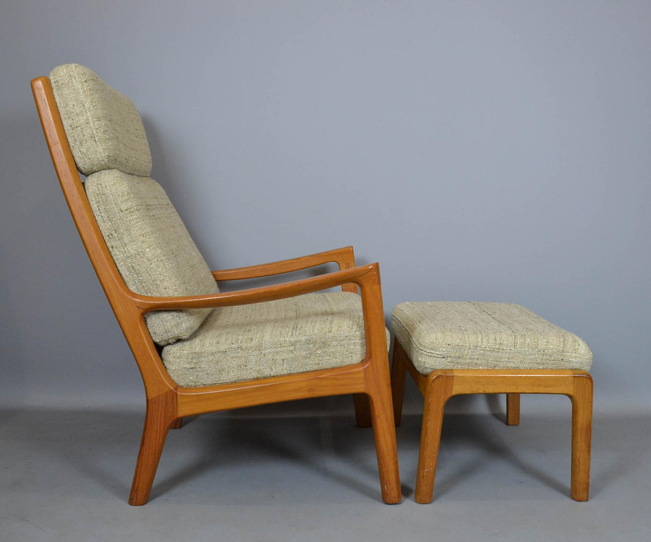 OLE WANSCHER. FÅTÖLJ OCH PALL FÖR PETER JEPPESEN.