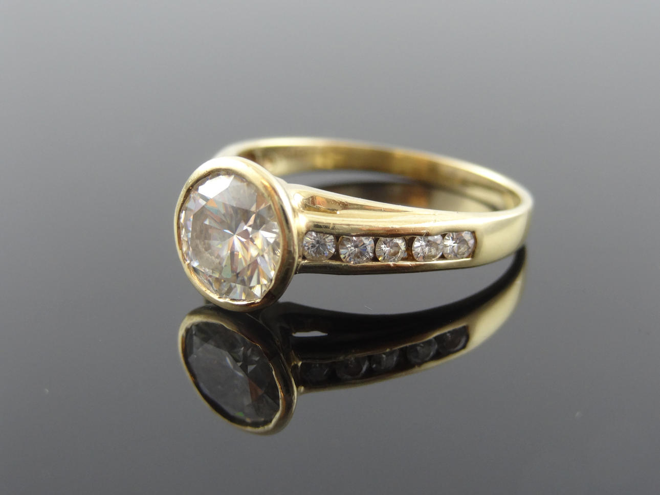 SOLITAIRE DIAMOND/MOISANITE RING 1,97cts 14 k guld.