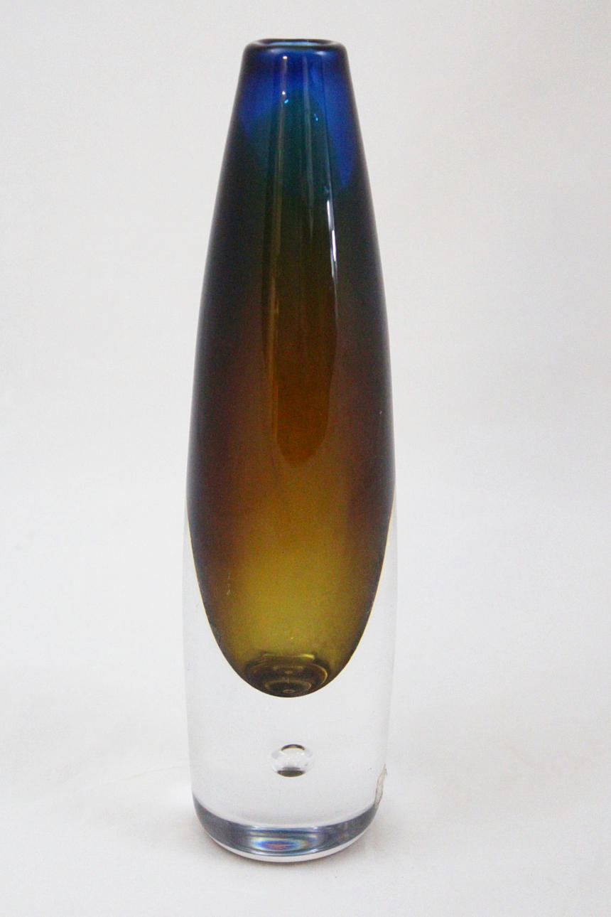 VAS, glas, Vicke Lindstrand, signerad Kosta, L H 1842.