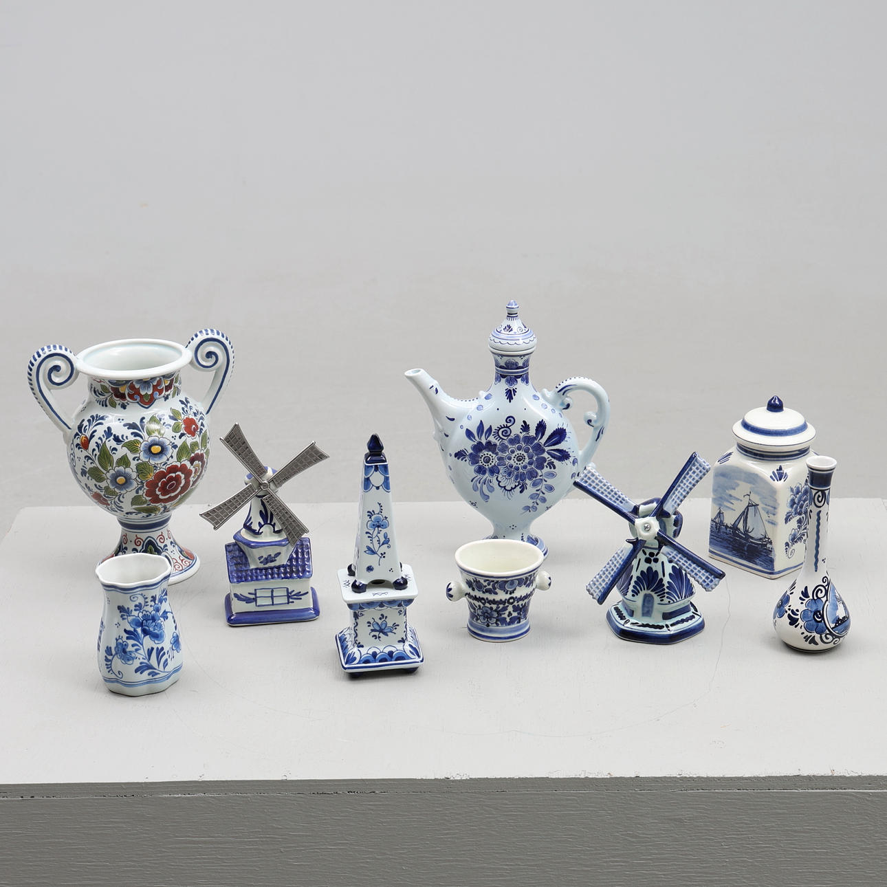 COLLECTION DELFT PORCELAIN. 9 items, Holland. Ceramics & Porcelain ...