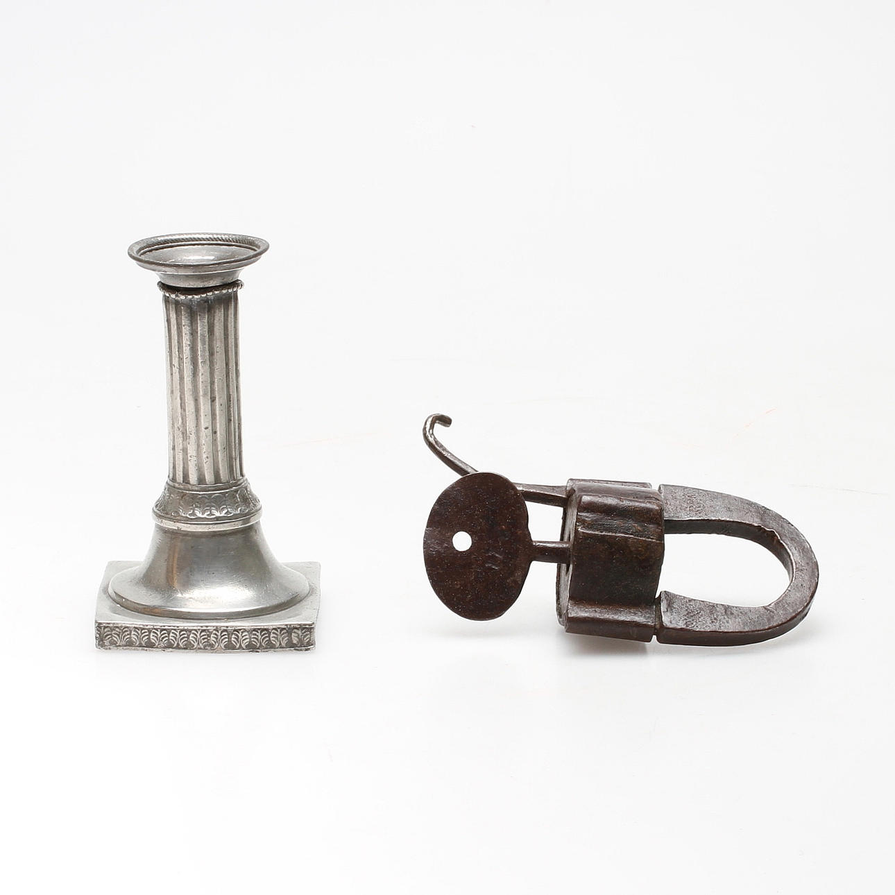 LJUSSTAKE, tenn och LÅS, järn, 1800-tal.