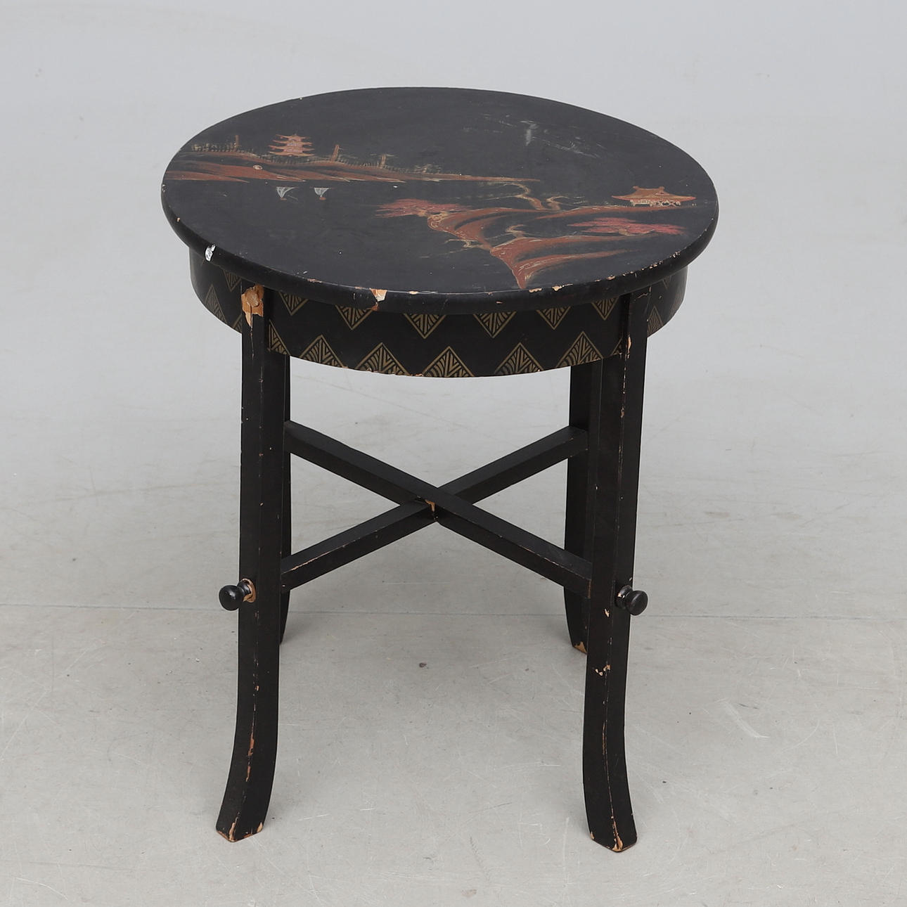 BORD, kinesiserande dekor, 1900-talets första hälft.