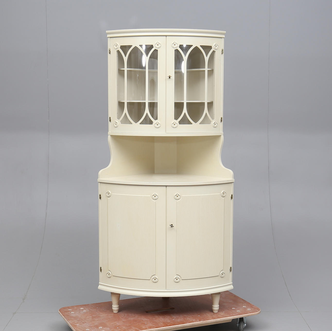 HÖRNVITRINSKÅP, gustaviansk stil, 1900-talets andra hälft.