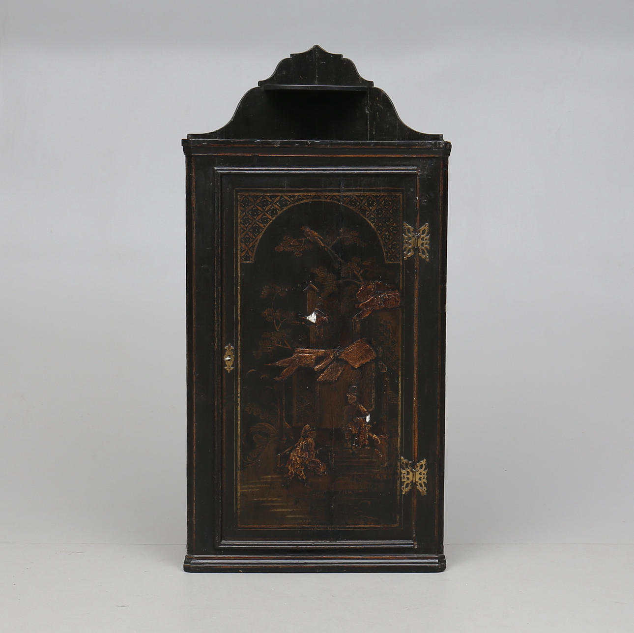 HÖRNSKÅP, 1900-talets första hälft.