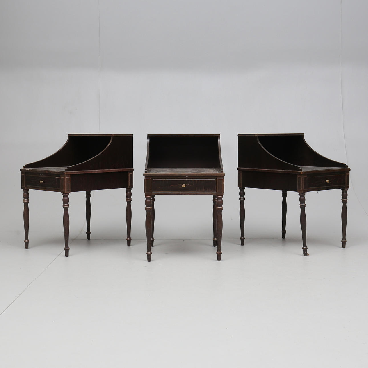 SÄNGBORD, 3 st, 1900-talets andra hälft.