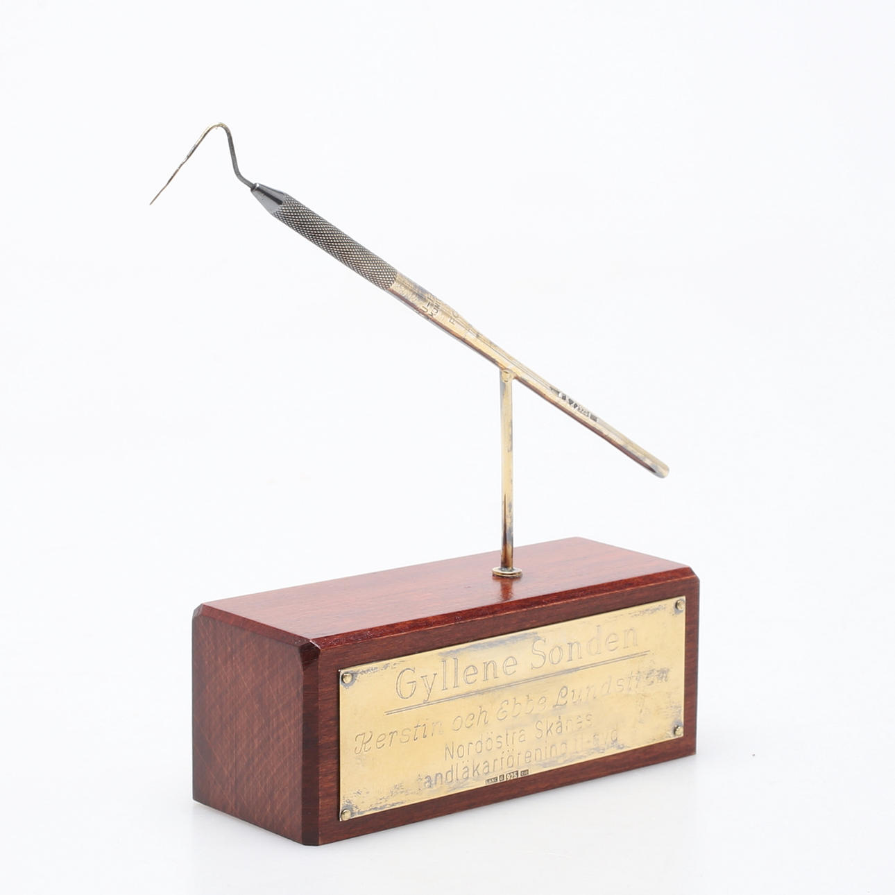 SKULPTUR i sterlingsilver, Guldsmedsaffären I Simrishamn Öst, Simrishamn, 1990.