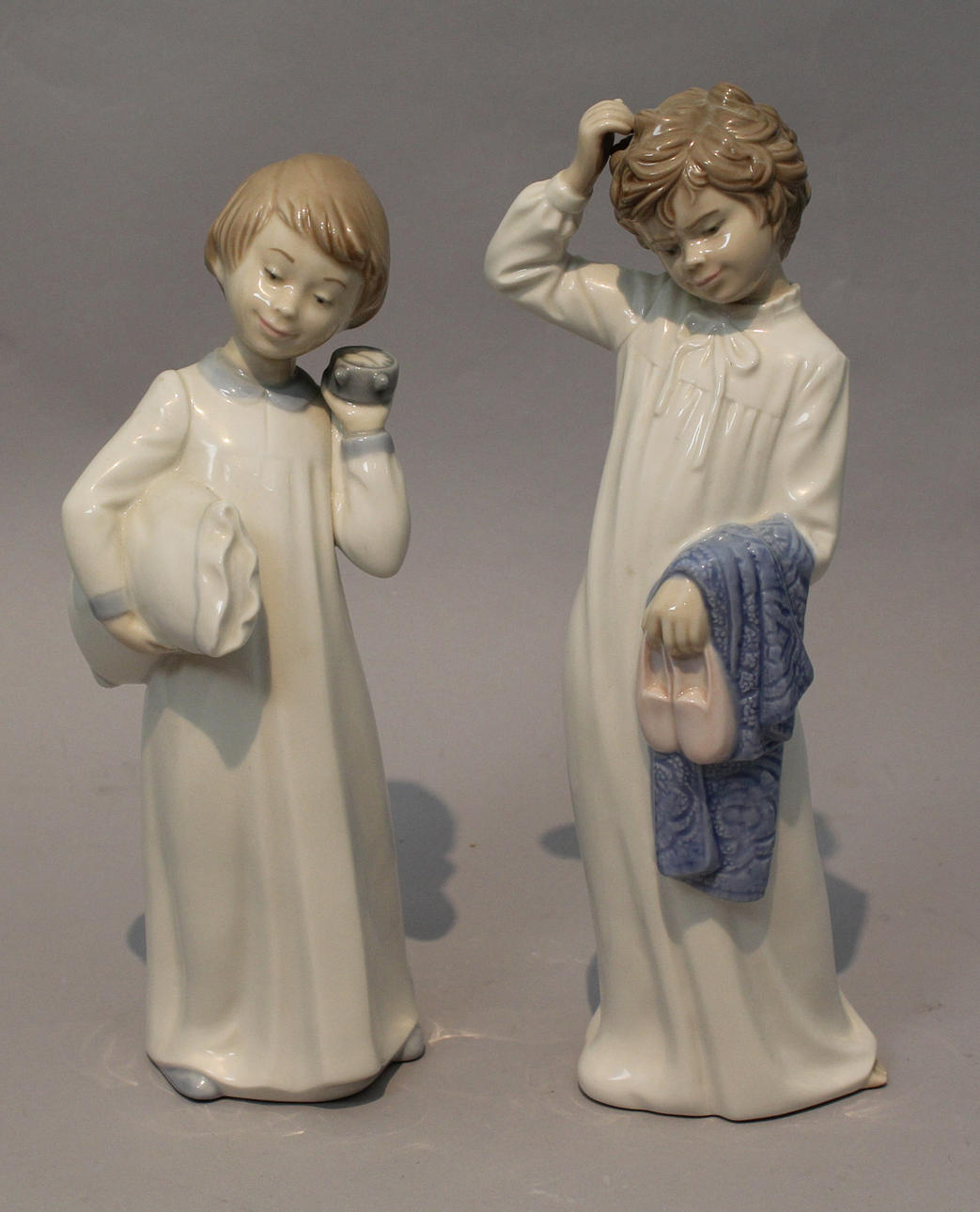 PARTI FIGURINER (2). Porslin. Barn i nattlinnen.