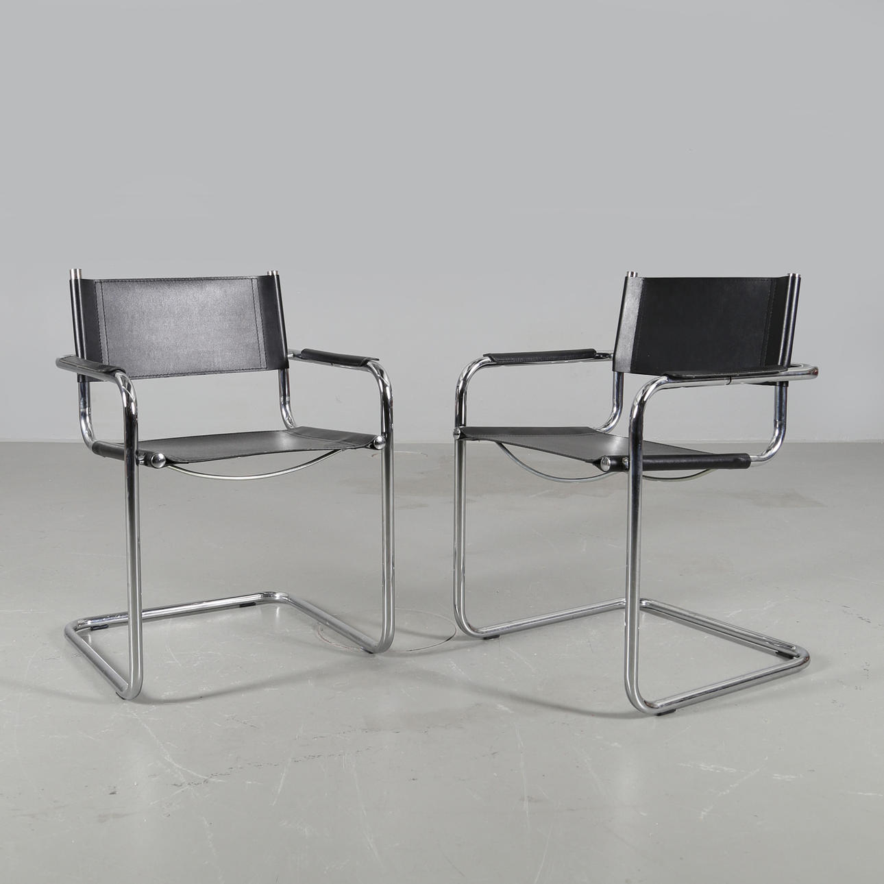 KARMSTOLAR, ett par, stålrör och svart konstskinn, 2000-tal.