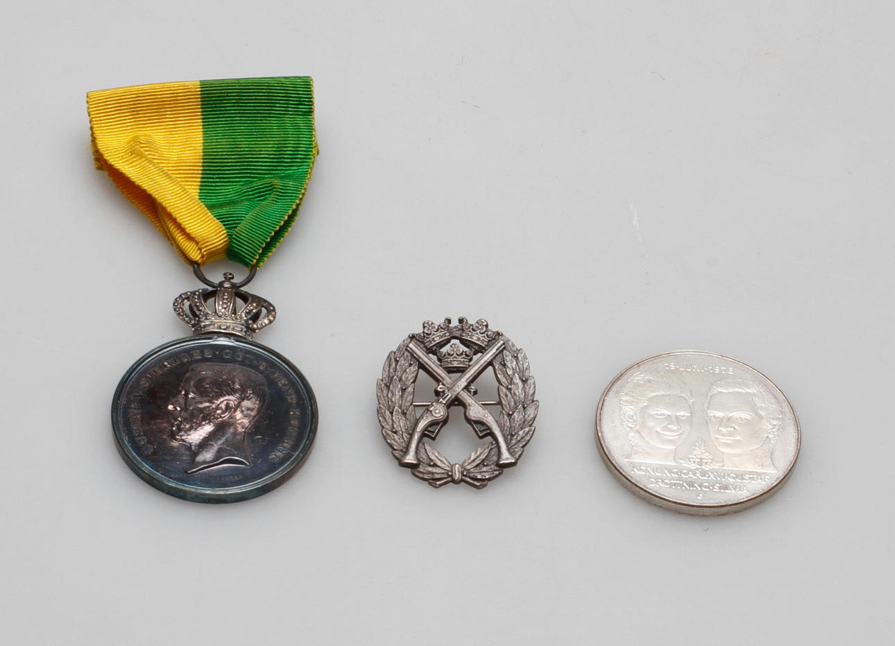 MYNT, MEDALJ OCH NÅLMÄRKE, silver, Sverige, total vikt ca. 58 gram.