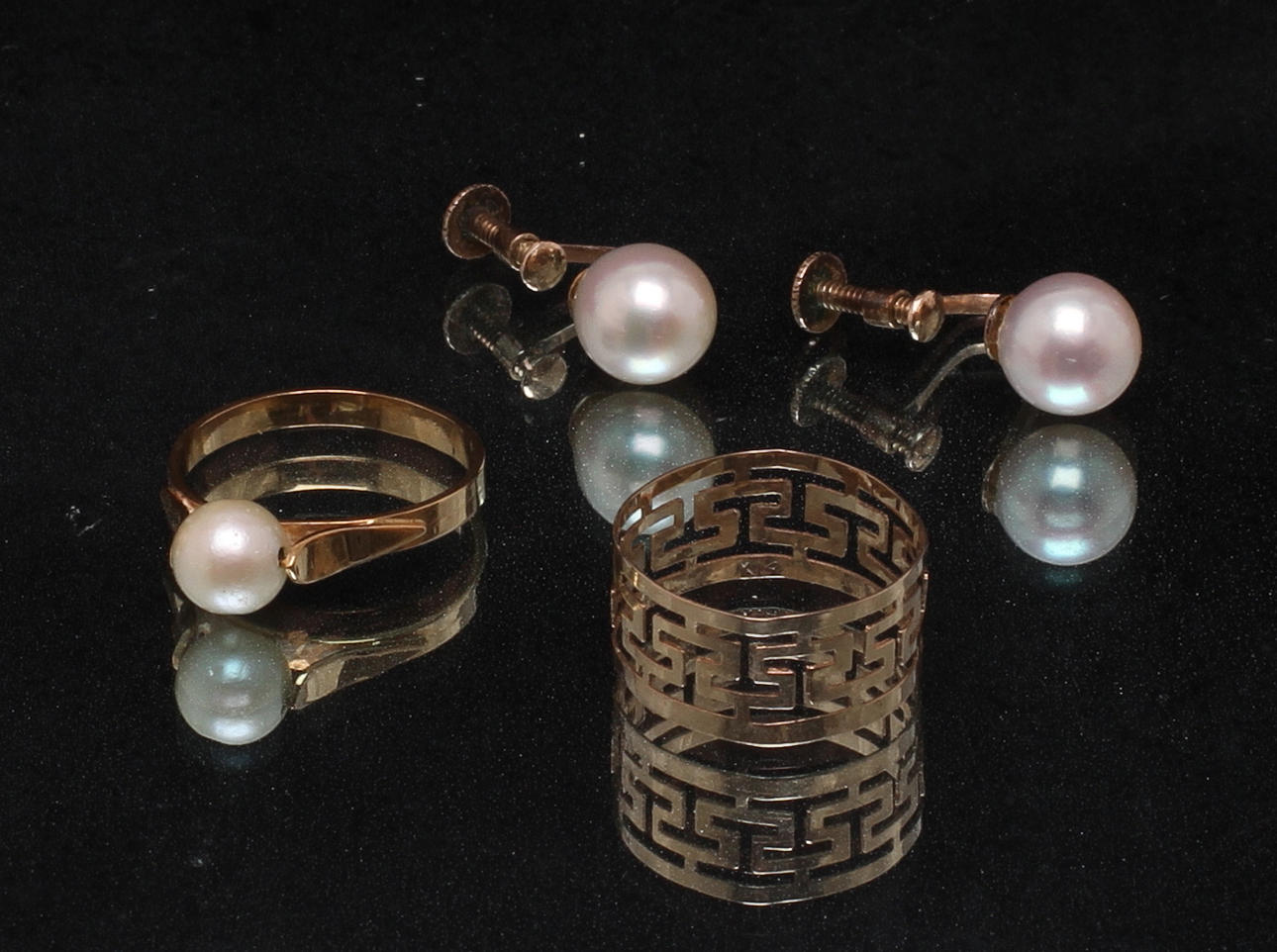 RINGAR 2 st, 14k samt 18k guld samt ÖRHÄNGEN 1 par 12k guld. Tot vikt 5,1 gram.