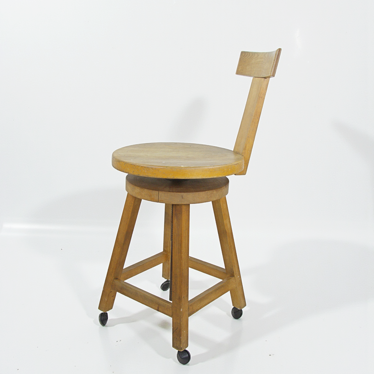 A spinning stool with backrest, oak, early 20th century.
