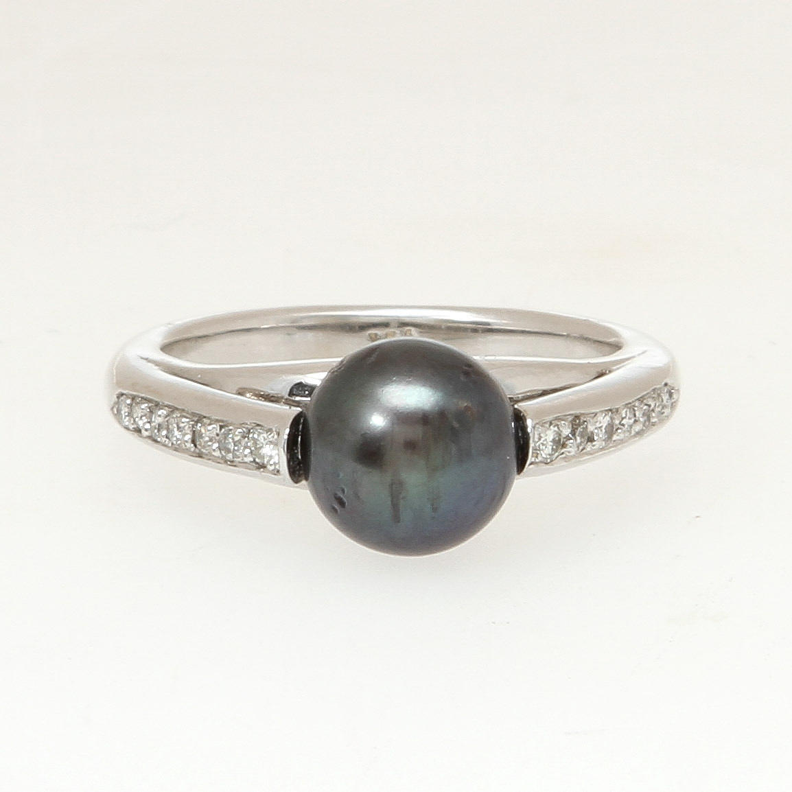 RING, 18K vitguld med tahitipärla samt diamanter, totalt ca 0,18 ct. Vikt 6,1 g.