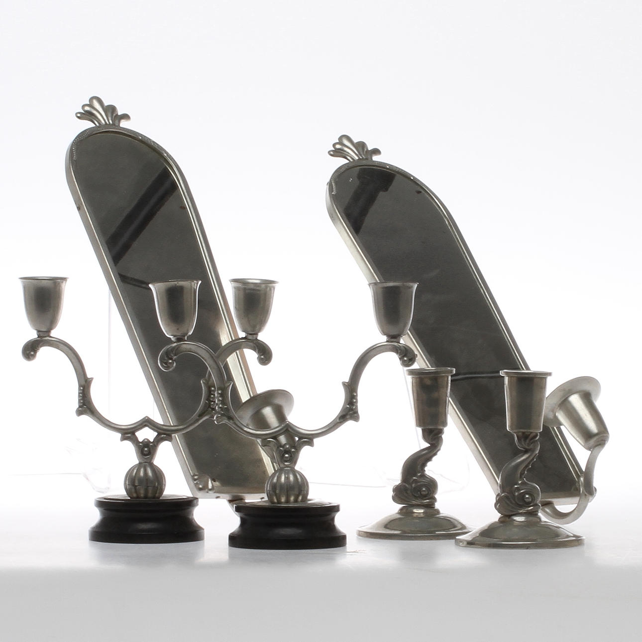 LJUSSTAKAR 2 par samt SPEGELLAMPETTER 1 par, tenn 1900-tal.