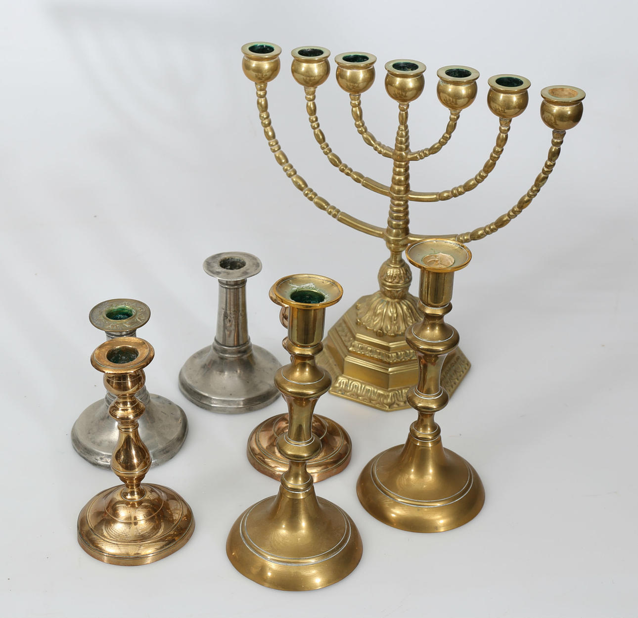 LJUSSTAKAR, mässing och tenn, 7 stycken, bland annat Skultuna Bruk, 1800-1900-tal.