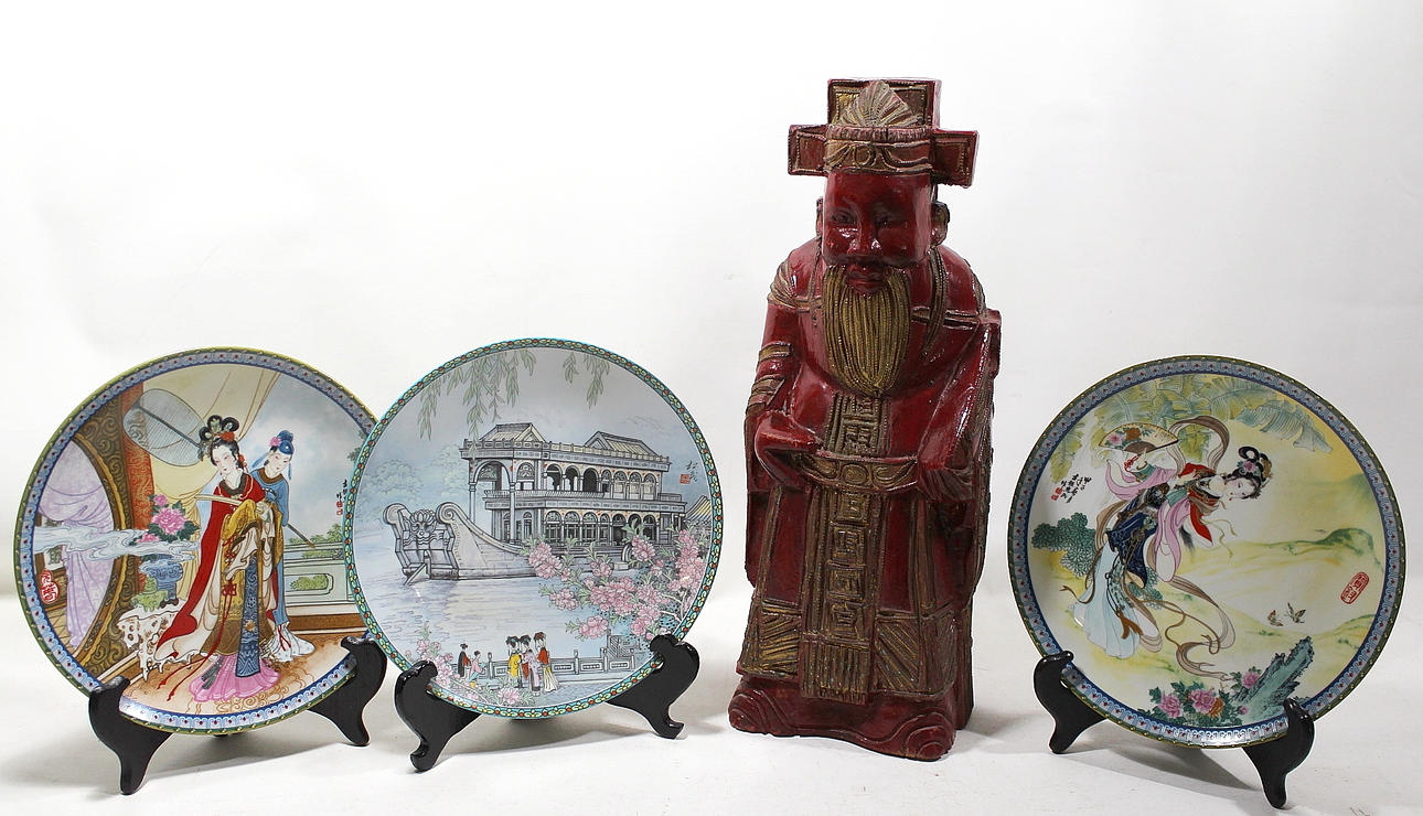 SKULPTUR, trä, Kina, TALLRIKAR, 3 st, Jingdezen porslin.