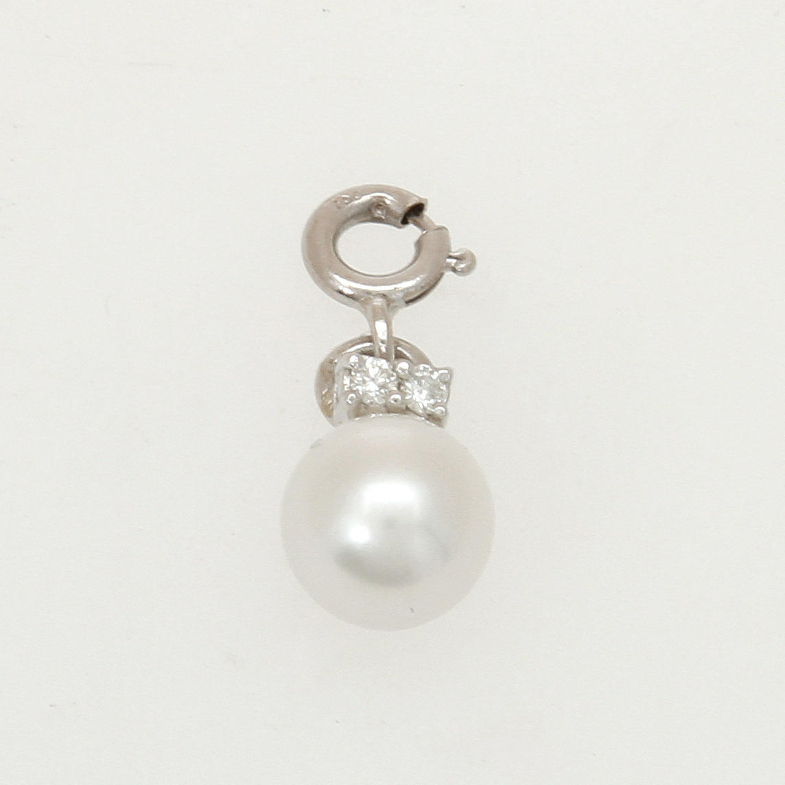 HÄNGE/BERLOCK, 18K vitguld med pärla samt diamanter, totalt ca 0,04. Vikt 1,6 g.