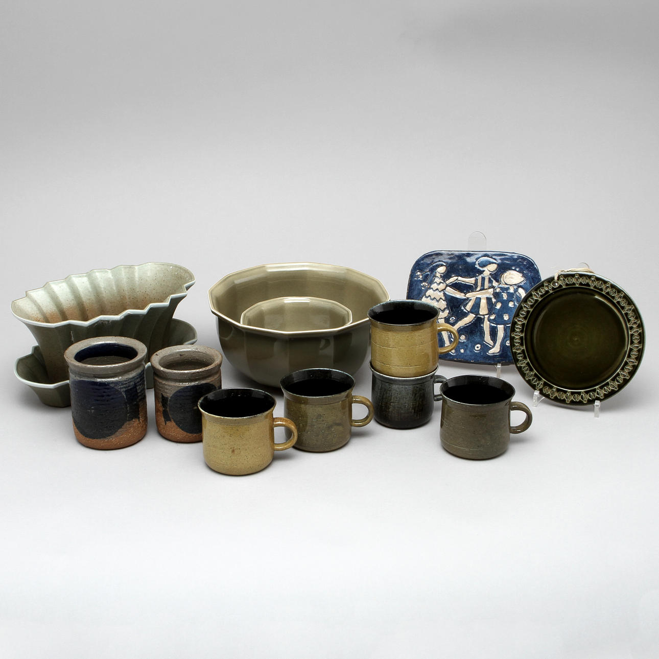 KERAMIKSAMLING, 23 delar, mestadels stengods, Karin Björkqvist.