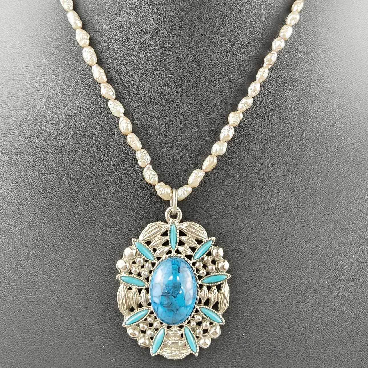 VINTAGE NECKLACE WITH OVAL PENDANT.