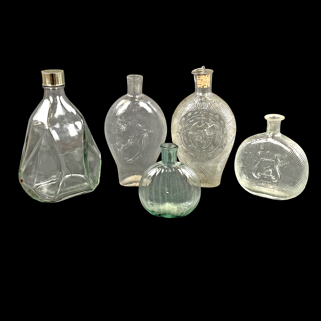 FLASKOR, 5 delar, glas, bl a Oscar II, 18-1900-tal.