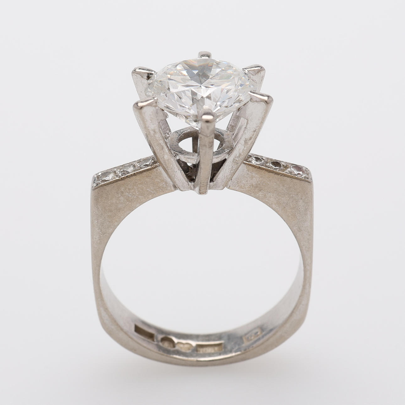 BRILLIANT RING 18K WHITE GOLD APPROX. 2,5 CT.