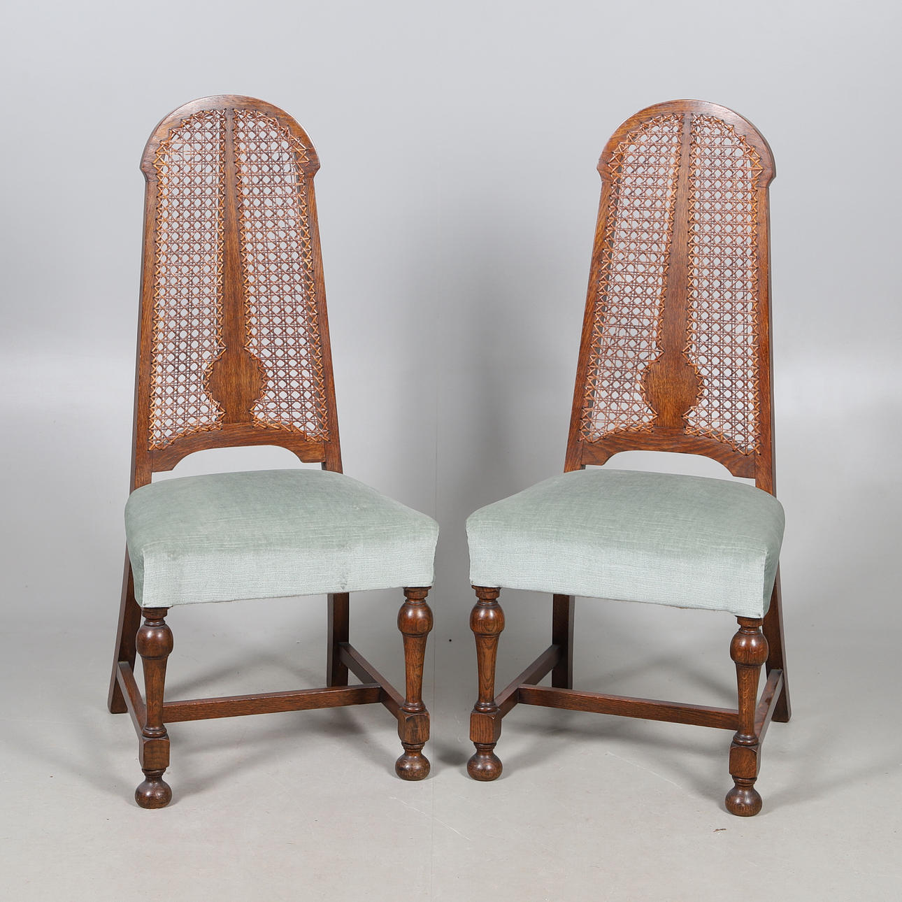 A PAIR OF CAROLEAN STYLE CHAIRS. Furniture - Armchairs & Chairs - Auctionet