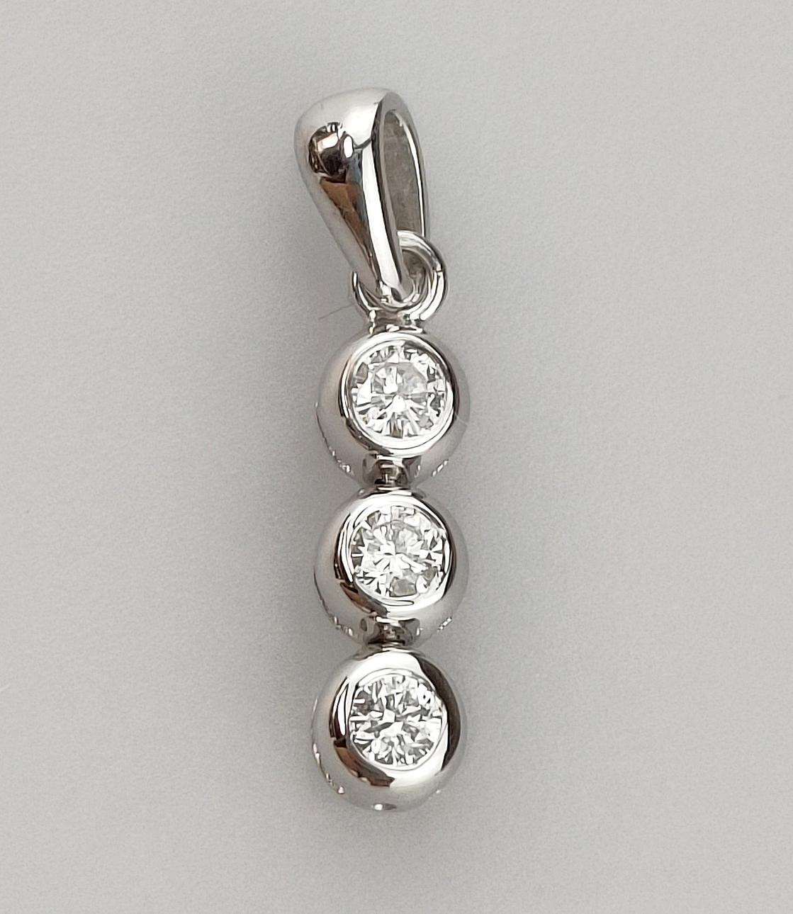 18 CARAT DIAMOND PENDANT.