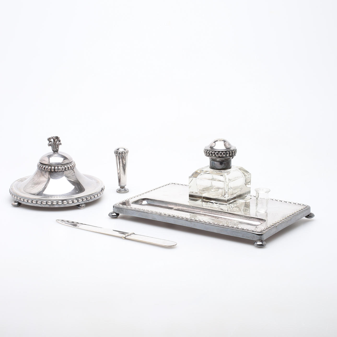 SKRIVBORDSUPPSATS, nysilver, 4 delar, Hallbergs Guldsmeds Ab, Stockholm, 1900-talets första hälft.