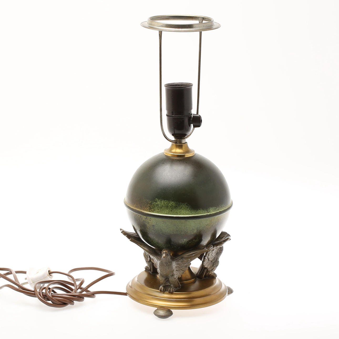 BORDSLAMPA. Patinerad metall, märkt "Sv.M", 1900-talets första hälft.