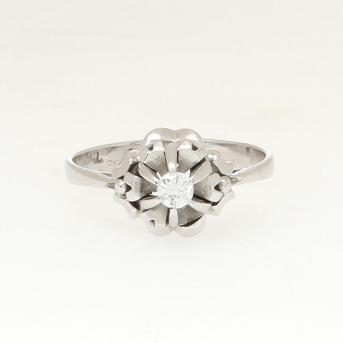 RING, 18K vitguld med diamant, totalt ca 0,15 ct. Vikt 2,9 g.