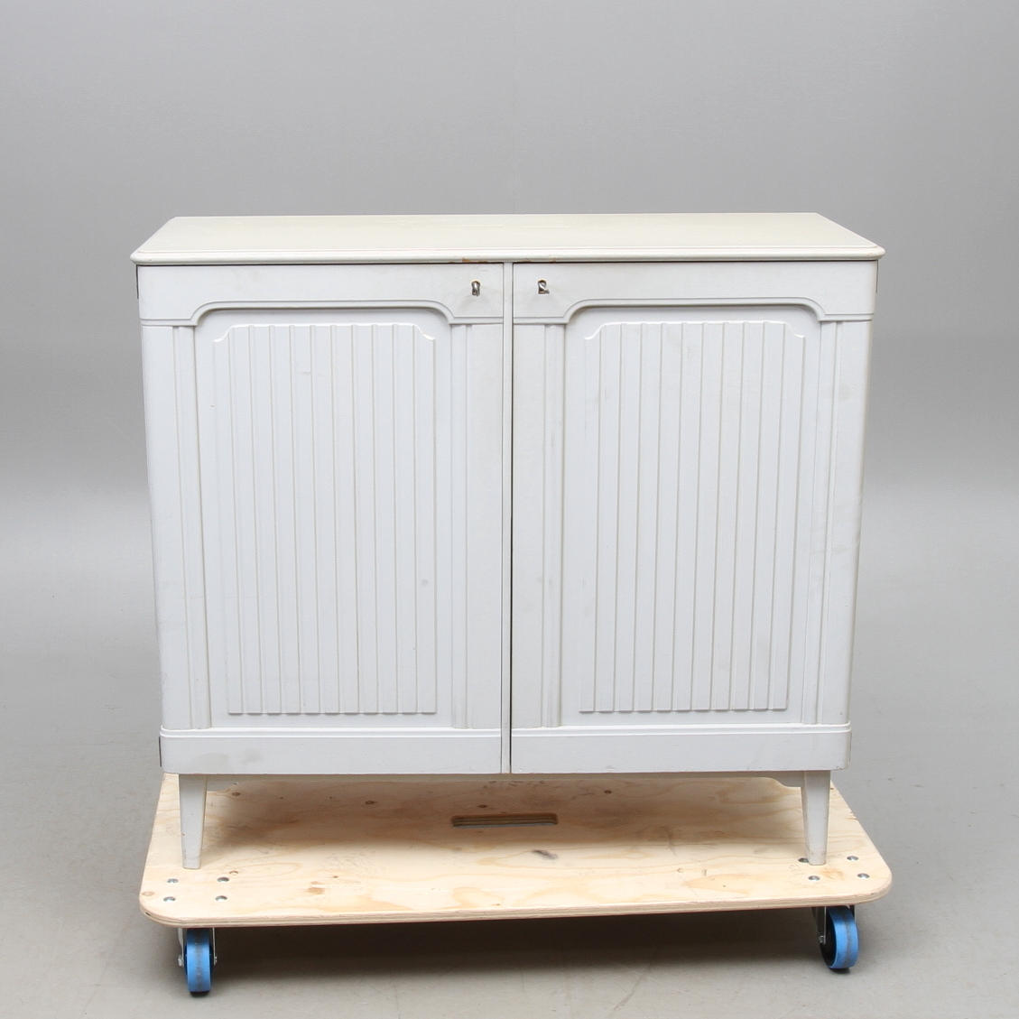 SKÄNK, gråmålad, 1900-talets andra hälft.