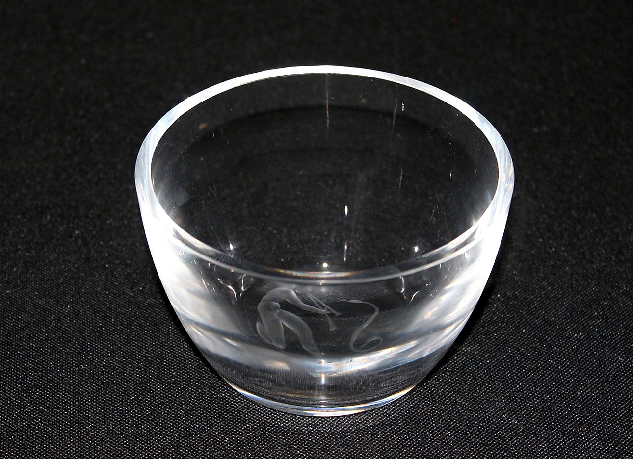 SKÅL, glas, graverad med ormtjusare, signerad Elme glasbruk.