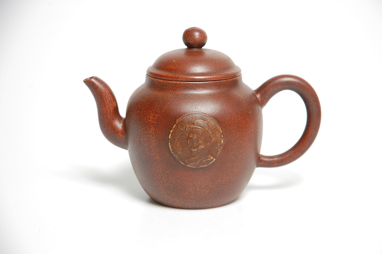 TEKANNA med lock, Yixing keramik, Kina dekor av Mao Zedong 1900 talets andra hälft.