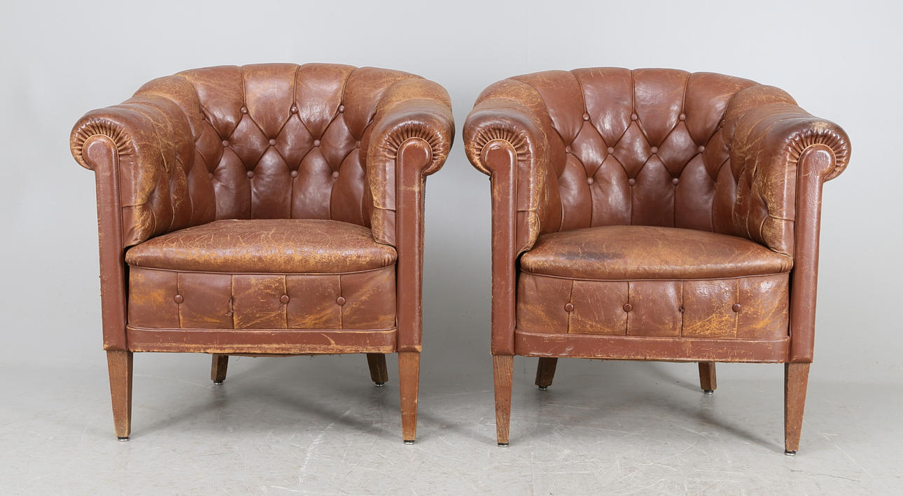 CLUBFÅTÖLJER, 1 par, 1900-talets första hälft.