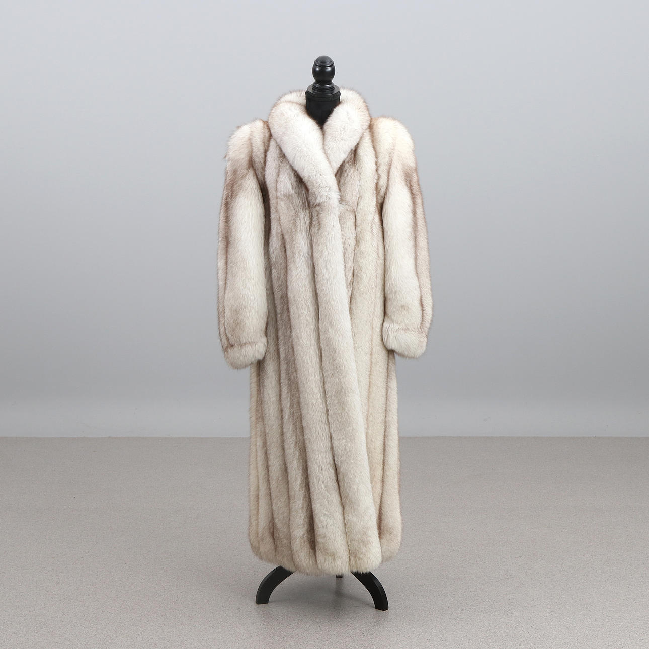 SAGAFOX, FUR COAT. Blue fox.