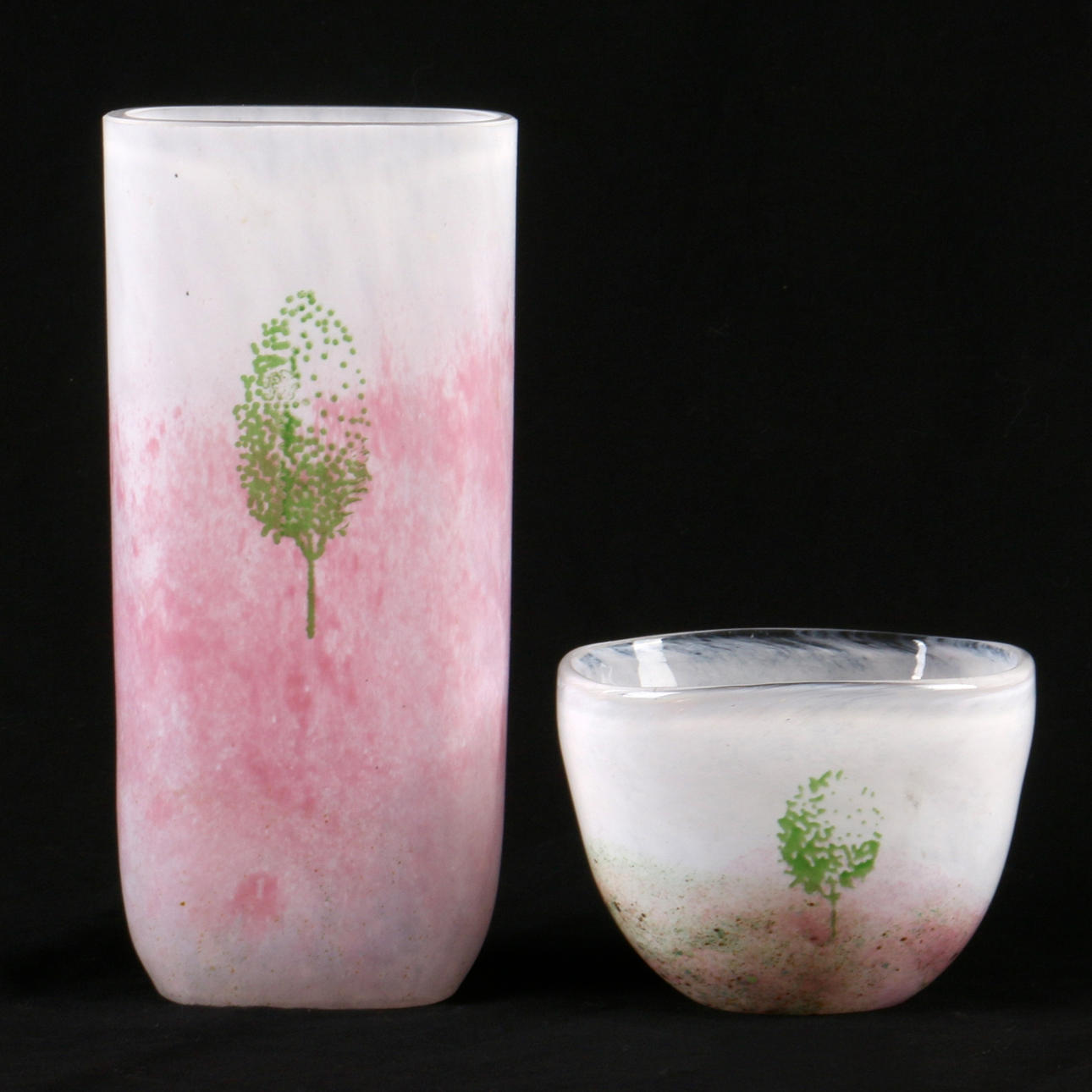 VAS, samt skål, "Maj", signerad samt numrerade, Kjell Engman, Kosta Boda.