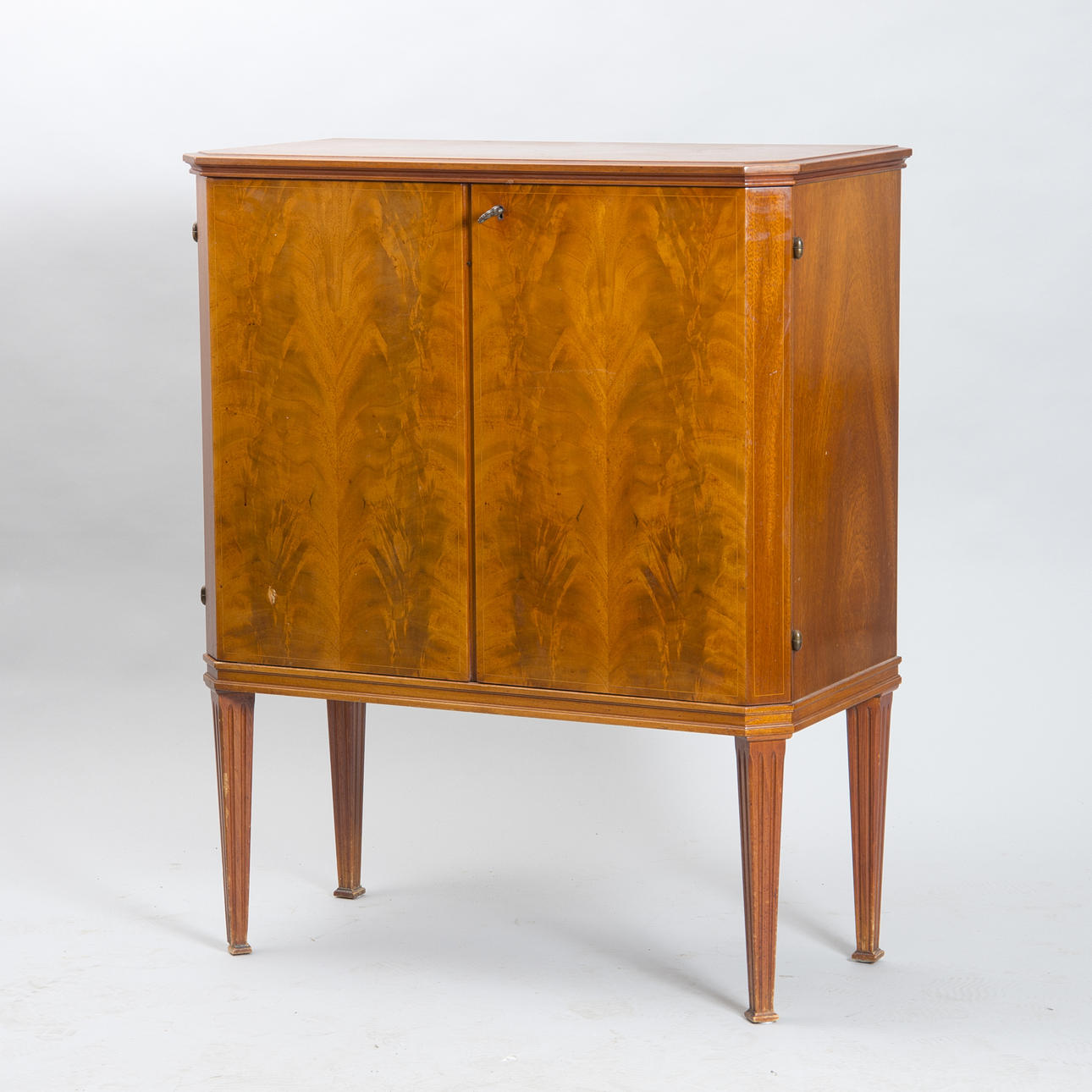 SERVERINGSSKÅP, mahogny/rotfaner, gustaviansk stil, 1900-talets mitt.