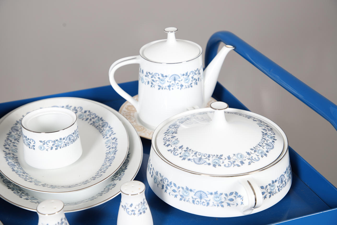 A NORITAKE ROYAL BLUE PART TEA AND DINNER SERVICE. Ceramics