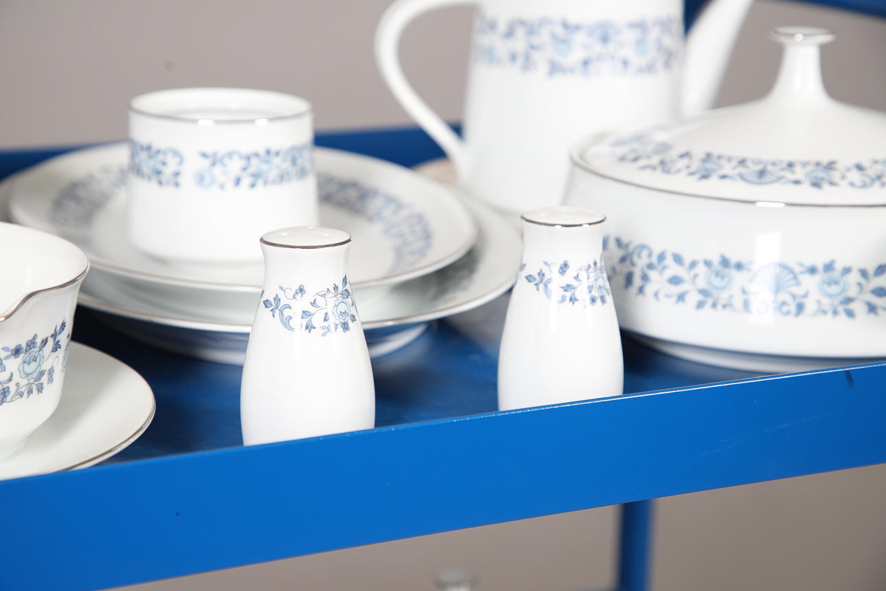 ノリタケ　RoyaI BIue セット A NORITAKE ROYAL BLUE PART TEA AND DINNER SERVICE. Ceramics