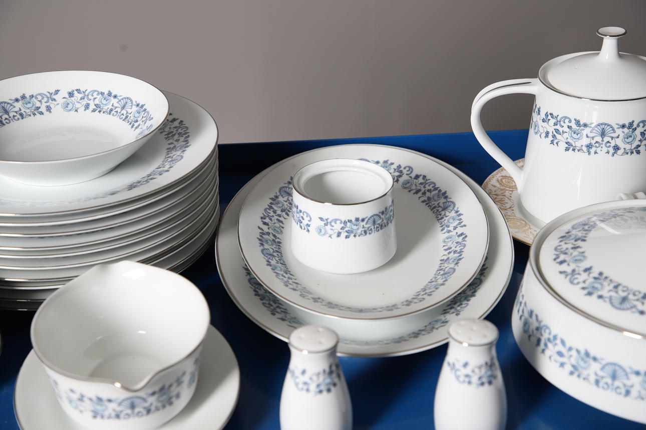 A NORITAKE ROYAL BLUE PART TEA AND DINNER SERVICE. Ceramics