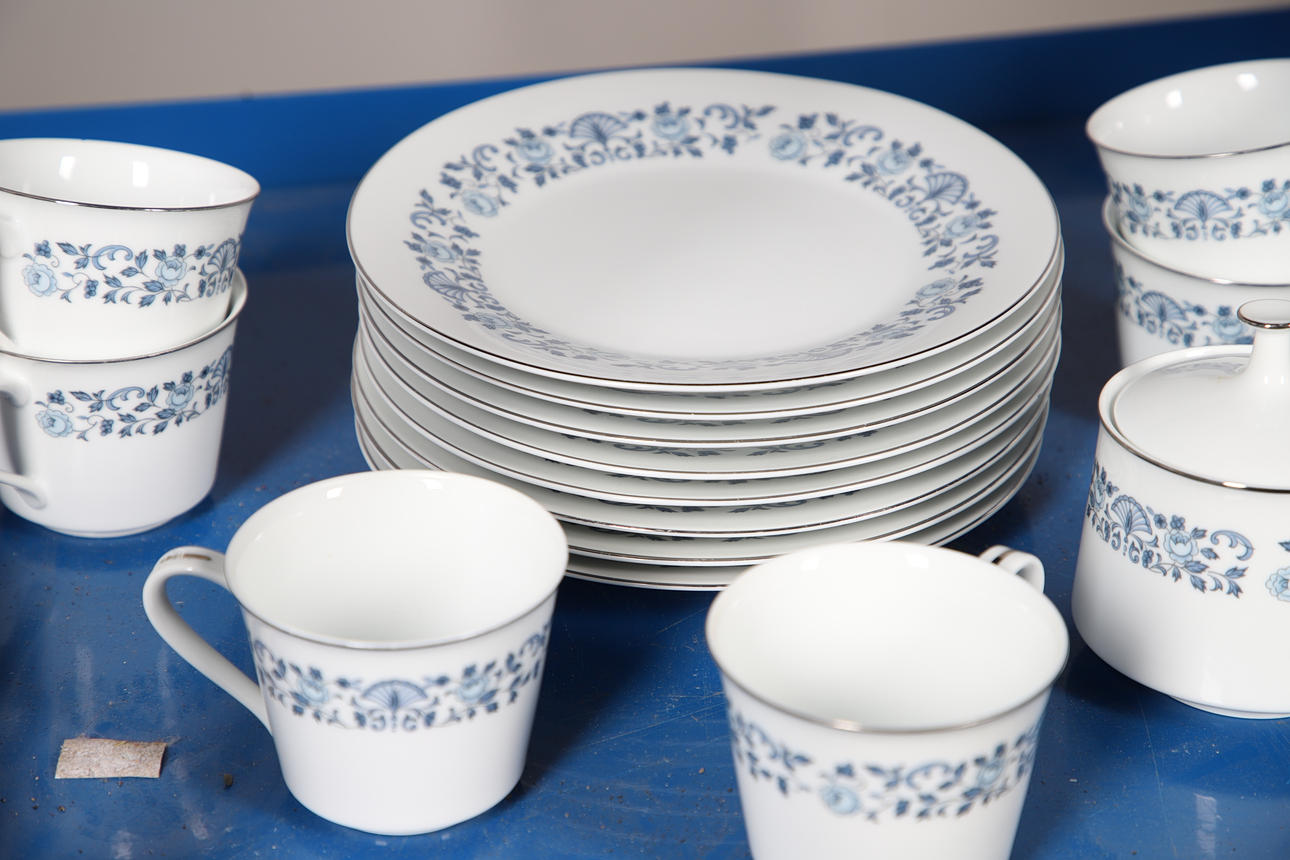 A NORITAKE ROYAL BLUE PART TEA AND DINNER SERVICE. Ceramics